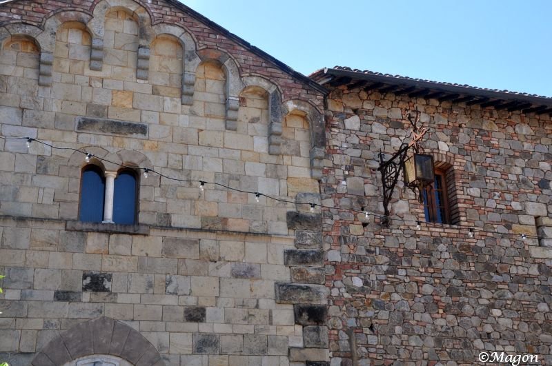 Castello Di Amorosa: каменные арки и кирпичная кладка в тени солнца